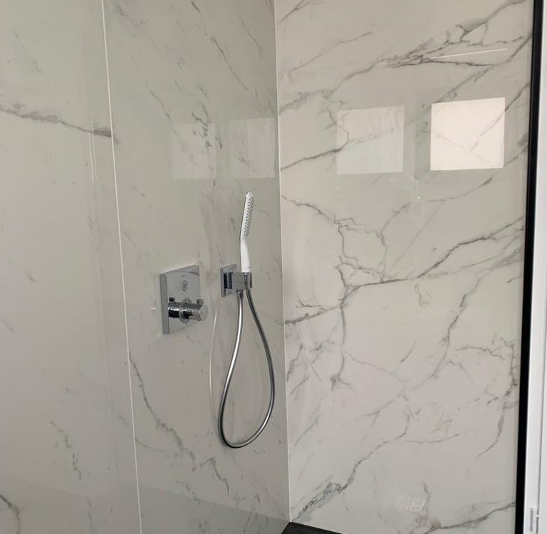 SALLE BAIN MARBRE_7 768X750 | Vonthron Particuliers Comment créer une salle de bain accessible pour les personnes à mobilité réduite ? Pfastatt